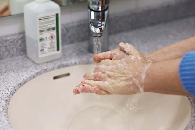 lavarsi le mani-acqua-sapone-igiene-silicone