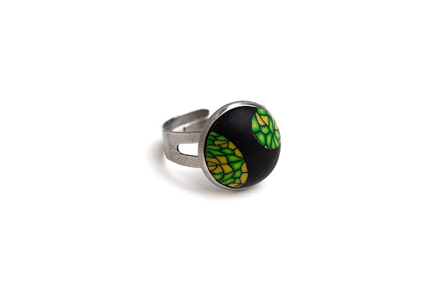 bague en pâte polymère noir vert jaune orange Stenna