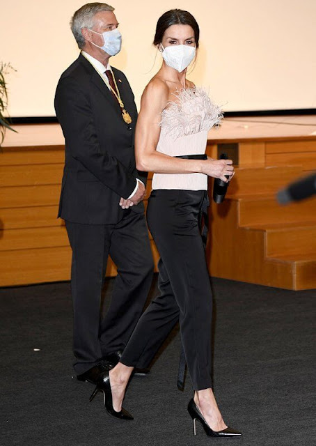 Queen Letizia wore a strapless neckline top, and straight trousers from The 2nd Skin Co