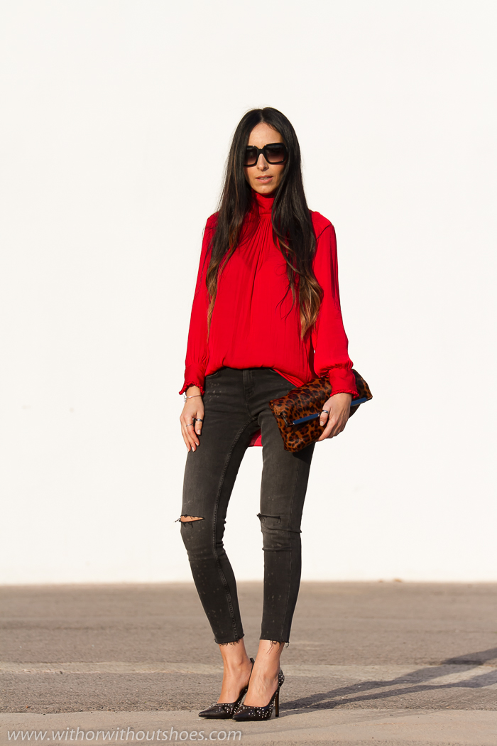 Blusa romántica roja, jeans rotos y Zapatos con tachuelas de Rebeca Sanver  | With Or Without Shoes - Blog Influencer Moda Valencia España