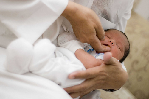http://1.bp.blogspot.com/-qFDThiiY4ls/Vb6i-UNW1YI/AAAAAAAAAOs/NALbWIIEe3k/s1600/tahnik-bayi.jpg