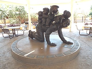 Scottsdale-Stillman_Railroad_Park-Bil_Keane_Statue-3.jpg