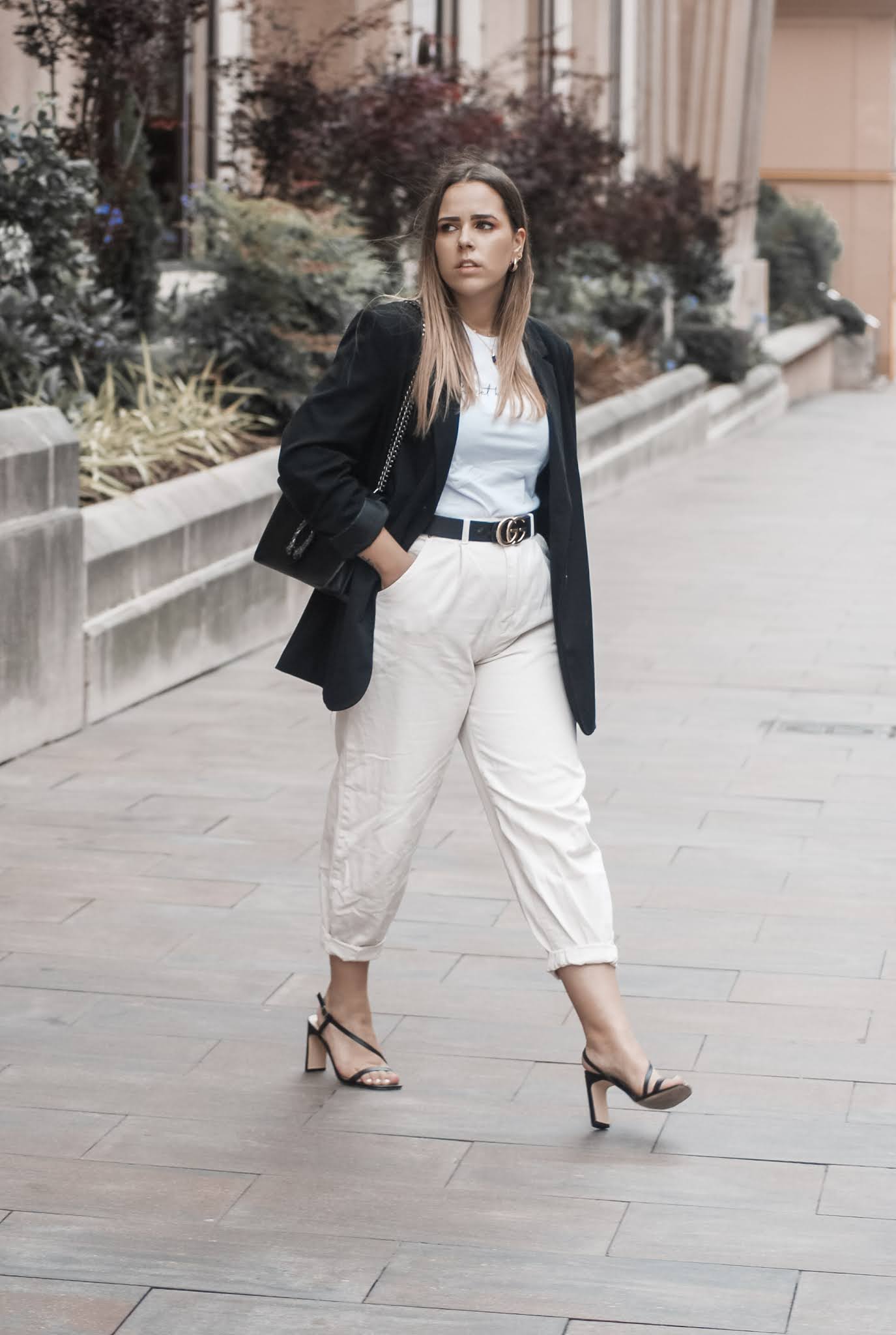 Outfit con slouchy beige