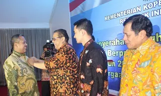 Menteri Koperasi Dan UKM Beri Penghargaan Bhakti Koperasi Kepada Ketum Kospin JASA