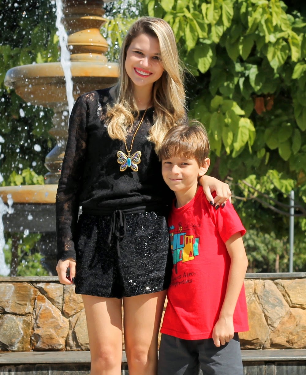 Look all black - Blusa de renda e short de paetês