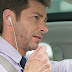 Έρευνα: Πόσο επικίνδυνο είναι να φοράς ακουστικά κατά την οδήγηση;