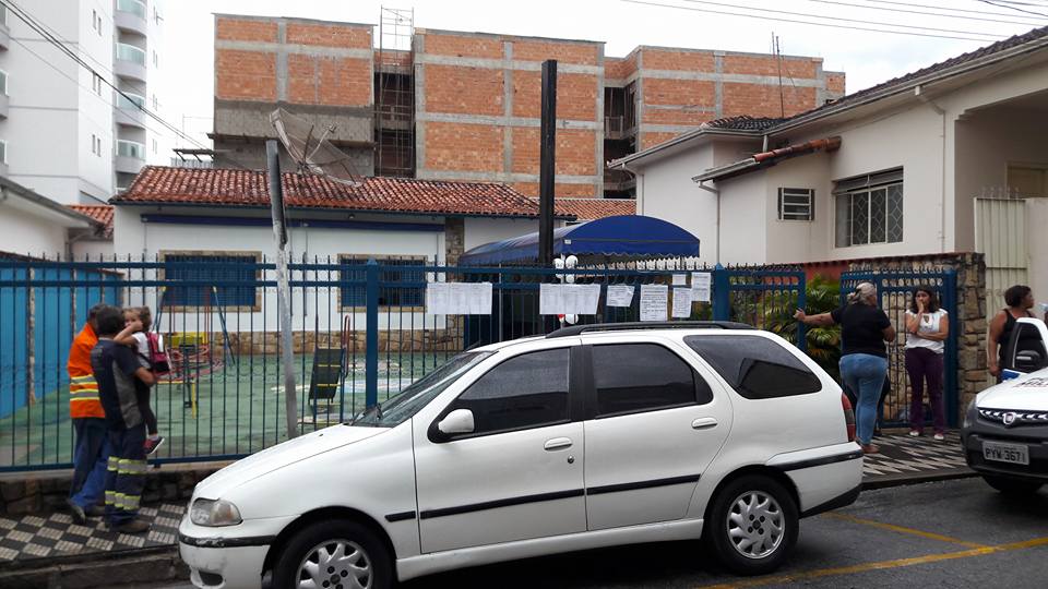 Pouso Alegre em Ação Mãe vai buscar filha na escola no centro de