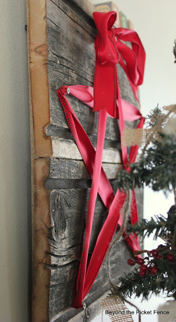 an easy Christmas star made from ribbon