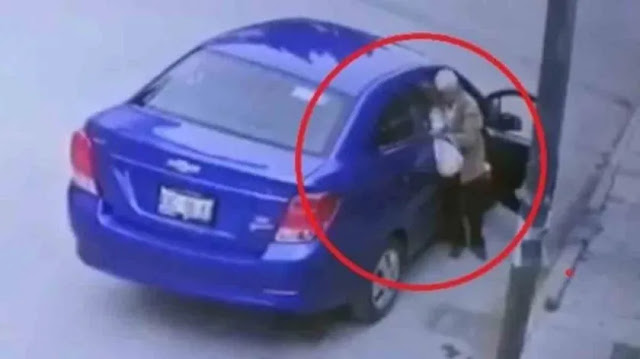 Una persona de la tercera edad es abandonado por un carro azul en Puebla