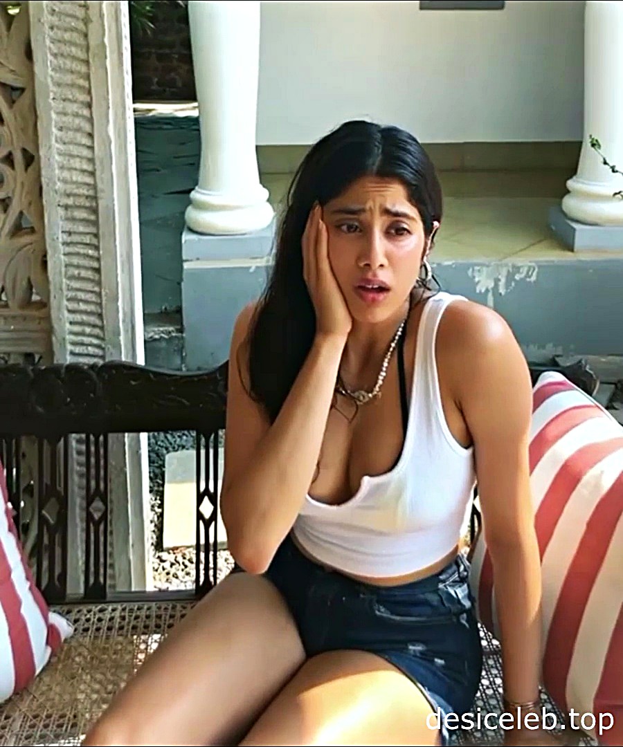 Janhvi Kapoor Cleavage,Janhvi Kapoor deep cleavage, Janhvi Kapoor boobs, Janhvi Kapoor in vacation, Janhvi Kapoor sexy stills