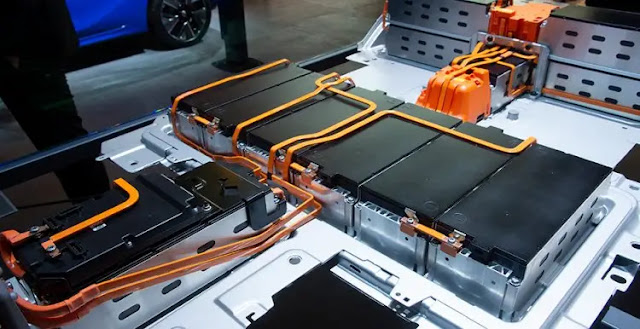 gambar baterai lithium-ion yang dipasang di mobil listrik