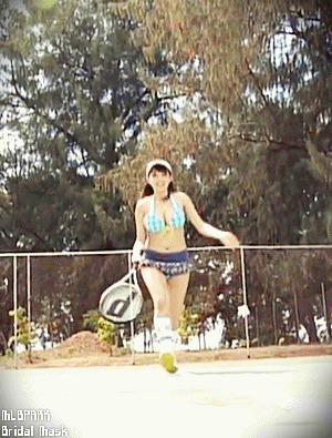 비키니 입고 테니스 치는 아이 - 꾸르