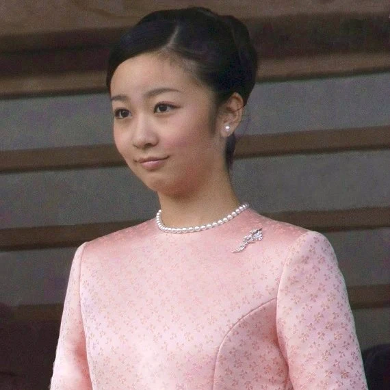 Princess Kako is the second daughter of Prince Akishino and Princess Kiko. Princess Kako is the granddaughter of Emperor Akihito and Empress Michiko. Diamond Tiara, diamond earrings, diamond rings, gift Christmas diamond rings