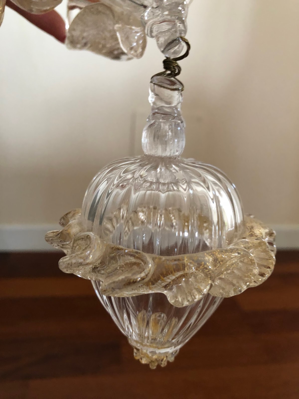 Lampadari, specchi, vasi di Murano e pezzi di ricambio, in vetro