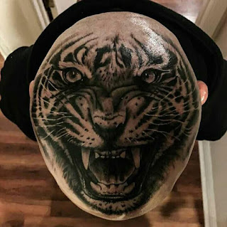 Tatuaje de tigre en la cabeza calva