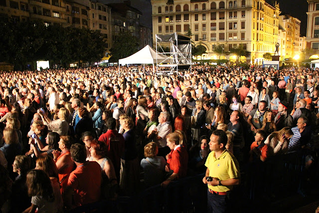 Público en Herriko Plaza durante uno el concierto de David DeMaría en las fiestas