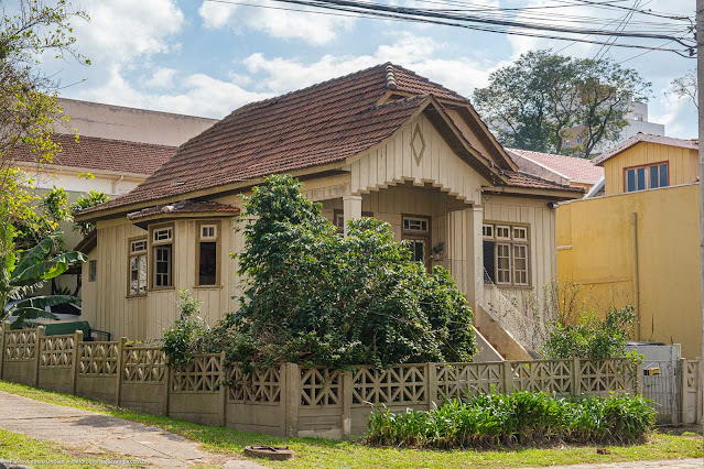 Casa de madeira na Rua Santa Rita de Cássia