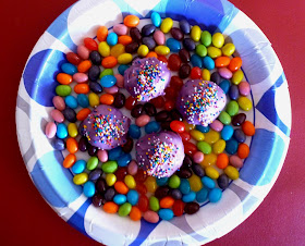 Jelly Bean Cake Rounds, Cake and jelly mixed, stuffed with a surprise jelly bean and coated with candy melts. | Recipe developed by www.BakingInATornado.com | #recipe #Easter #dessert