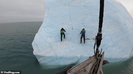Εξερευνητές σκαρφάλωσαν επάνω σε παγόβουνο και εκείνο αναποδογύρισε και τους ρούφηξε η παγωμένη θάλασσα (Video)