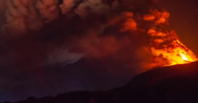 Απόκοσμες εικόνες μας έρχονται από τη γειτονική Ιταλία – Η Αίτνα εκτοξεύει λάβα και στάχτη – ΒΙΝΤΕΟ Απόκοσμες εικόνες μας έρχονται από τη γειτονική Ιταλία – Η Αίτνα εκτοξεύει λάβα και στάχτη – ΒΙΝΤΕΟ