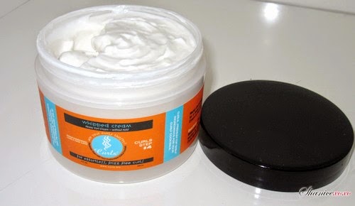 Crème-hydratante-coiffante-cheveux-boucles