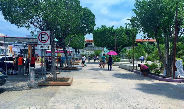 Liberan de ambulantaje plancha del parque municipal en Pinotepa