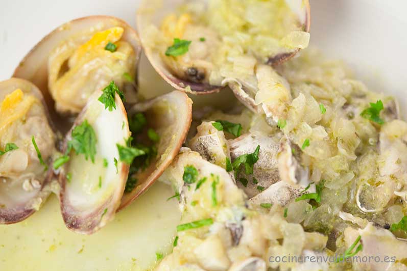 Detalle de las cocochas con almejas listas para comer