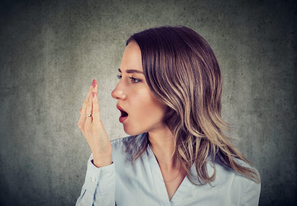 Myths about bad breath make the breath smell bad forever Breathing in the palm of your hand will be able to smell your breath