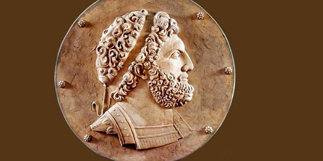 Золотой медальон с портретом царя Македонии Филиппа II. Изготовлен предположительно в III в. во времена правления римского императора Александра Севера