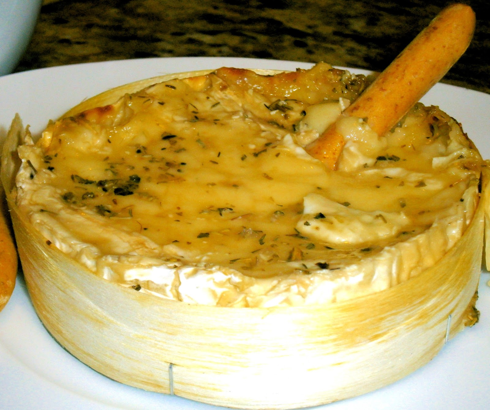 La mesa de la cocina Falsa fondue de queso camembert