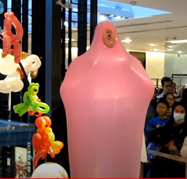 Künstler performt in einem riesigen Luftballon.