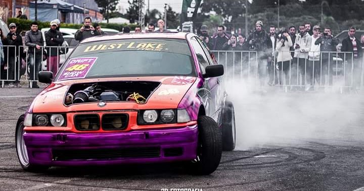 Um carro de drift com fumaça saindo no estilo de paleta de cores realista