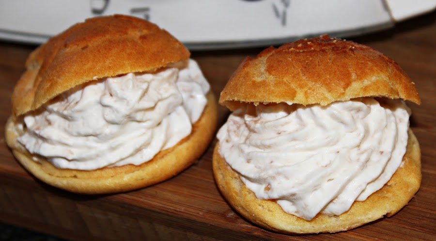PROFITEROLES DE NATA (crema de leche) Y PLÁTANO CON THERMOMIX