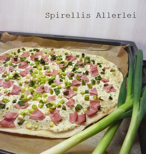 Selbstgemachter Flammkuchen mit wenig Aufwand und wenigen Zutaten