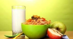 ¿Cenar solo fruta o cereales con leche ayuda a perder peso?