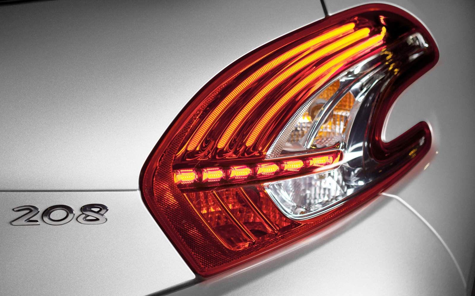 novo Peugeot 208 2014 - lanternas LED