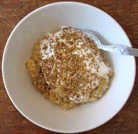 oatmeal with yogurt and toastes sesame seeds