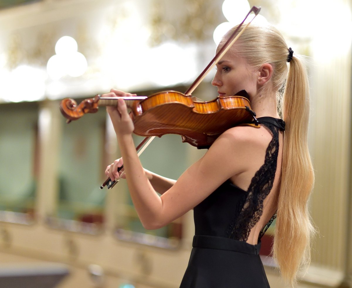 Maria f. Anastasiya Petryshak. Violinist.