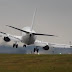 Порив на вятъра опасно разклаща Boeing, приземяващ се на летището в Прага (видео)