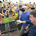 Com General Heleno e Hélio Lopes, Bolsonaro vai a pé e cumprimenta multidão de apoiadores patriotas em ato em Brasília