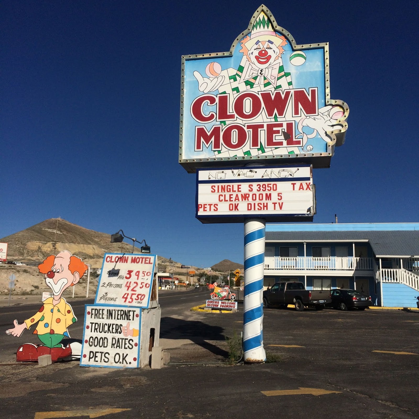 Мотель клоун. Motel Clown in Nevada. Мотель клоунов в США.