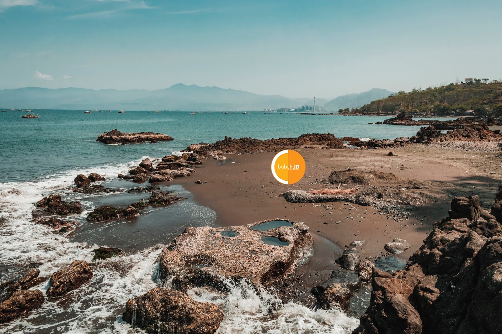 Pantai Loji Palabuhanratu - View karang dan tariptip yang menarik