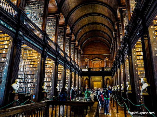 Long Room da Old Library, biblioteca histórica do Trinity College de Dublin, Irlanda