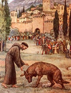 São Francisco conversa com o lobo de Gubbio, que manso e obediente lhe estende a pata direita ao santo, em frente à multidão de Assis que asiste atônita à cena