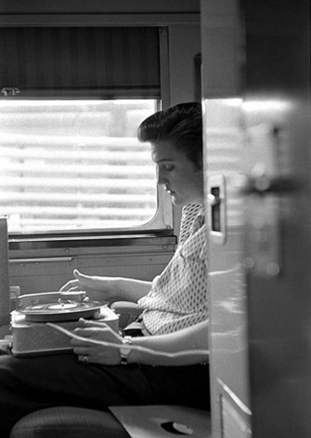30 Candid and Intimate Photographs of Elvis Presley on the 27Hour