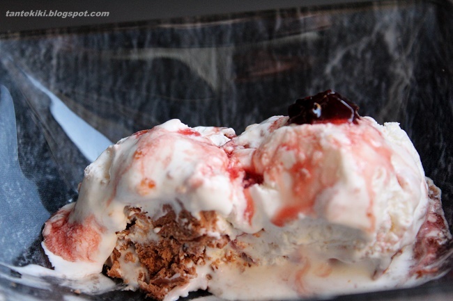 Μαλακό παγωτό βανίλια - σοκολάτα με καβουρδισμένα αμύγδαλα
