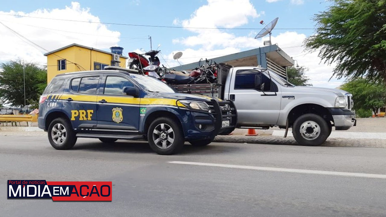 Moto é recuperada pela PRF em carroceria de caminhão em Sertânia