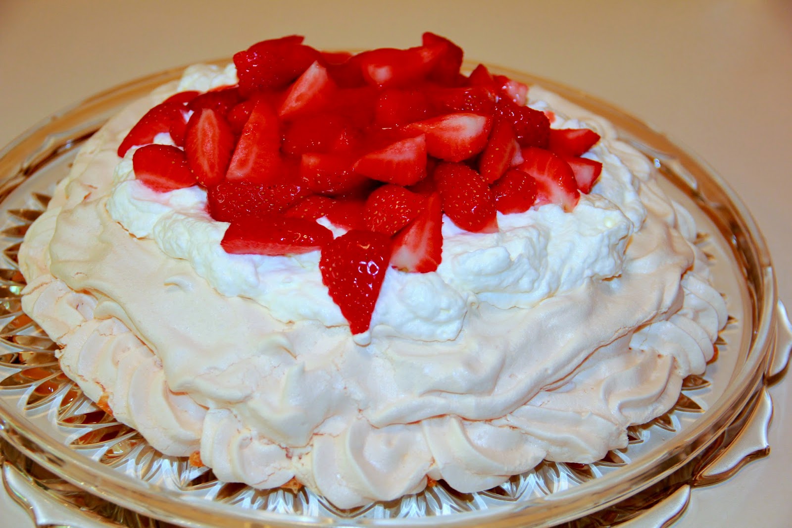 Baiser-Torte ,,Pavlova&amp;quot; mit Erdbeeren / Торт-безе ,,Павлова&amp;quot; с ...