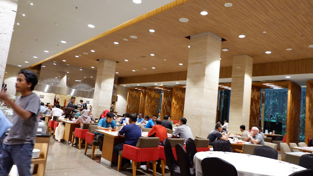 ramai pengunjung hotel sarapan pagi