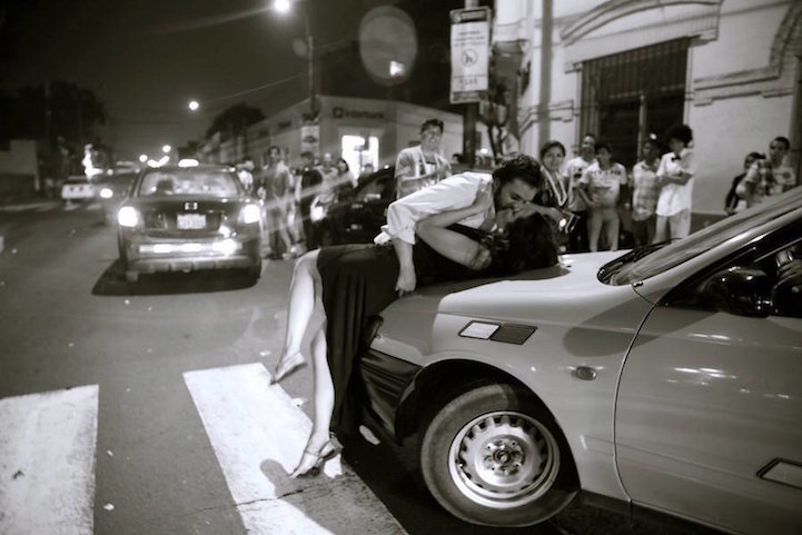 Traveling Photographer Captures Couples Kissing in Public Around the World Traveling Photographer Captures Couples Kissing in Public Around the World